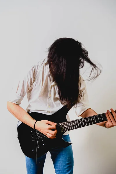 Guitarrista posando com sua guitarra elétrica, fundo branco . — Fotografia de Stock