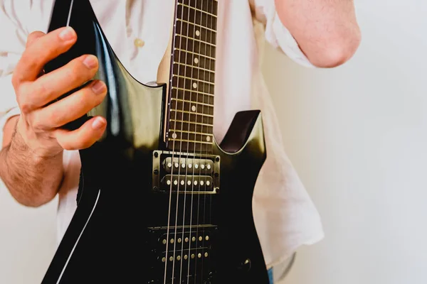 Close-up das mãos de um guitarrista tocando uma música enquanto pressiona as cordas . — Fotografia de Stock