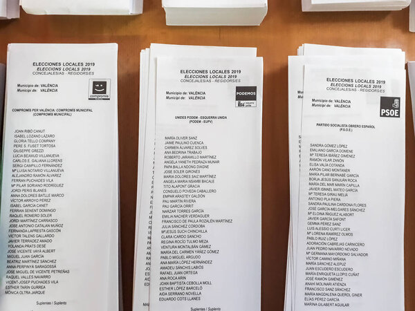 Валенсия, Испания - 26 мая 2019 года: избирательные бюллетени с именами
 