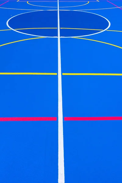 Projeto de um campo desportivo, com fundo azul e vermelho e amarelado — Fotografia de Stock