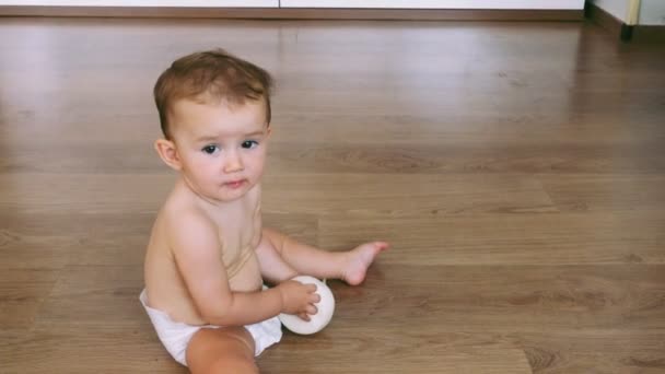 Een Baby Die Vloer Zit Lacht Lacht Een Vreemde Manier — Stockvideo