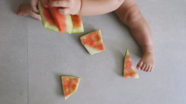 Bebé Juega Come Una Sandía Sentada Suelo Cocina Ensuciándose Pegajosamente — Vídeo de stock