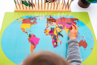 Çocuklar için coğrafya egzersiz, bir m ülkelerin bayrakları yerleştirin