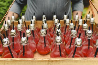 Çilek suyu kristal ampul içinde komik bir şekilde servis