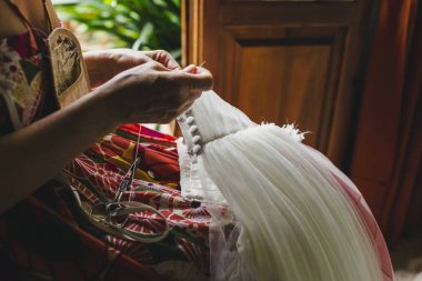 İplik ve folklor ile bir gelinlik yama kadın terzisi