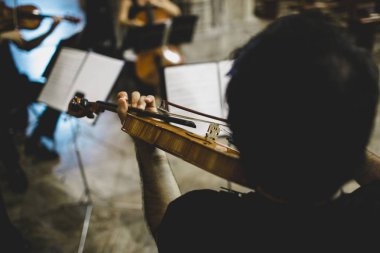 Bir sırasında müzik enstrümanları mast tutan kemacılar