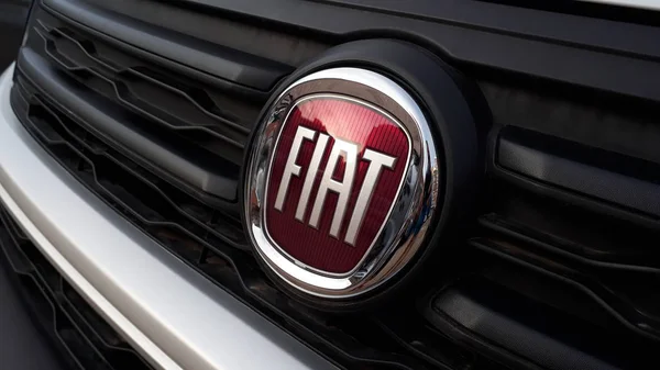 Valence, Espagne - 18 janvier 2019 : Emblème de Fiat sur le radiat — Photo