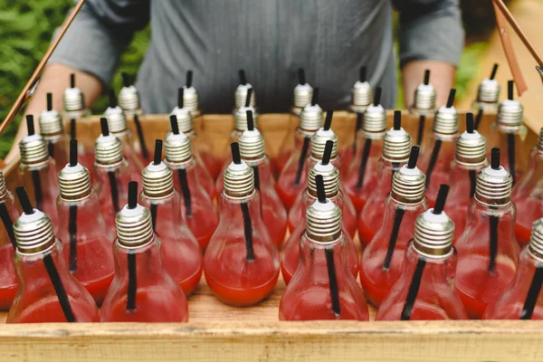 Çilek suyu kristal ampul içinde komik bir şekilde servis