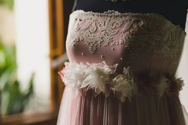 Detalle de un vestido de novia muy elegante y exclusivo . — Foto de Stock