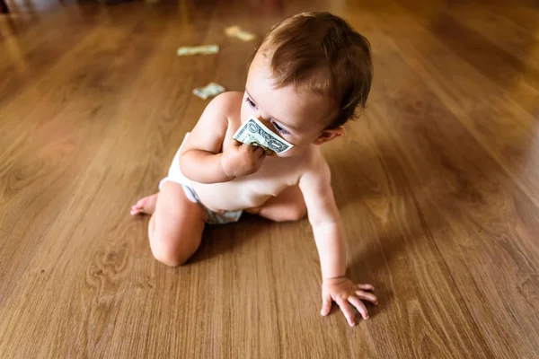 Bebê feliz em ganhar seu próprio dinheiro, notas de dólar que um pai dá — Fotografia de Stock