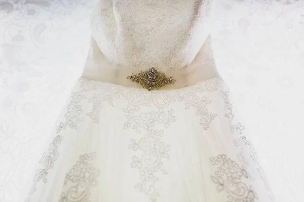 Detalhe de um vestido de noiva muito elegante e exclusivo . — Fotografia de Stock