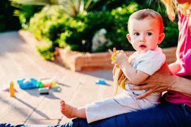 Annenin kollarında bebek ham f gibi katı gıdalar yemek öğrenme
