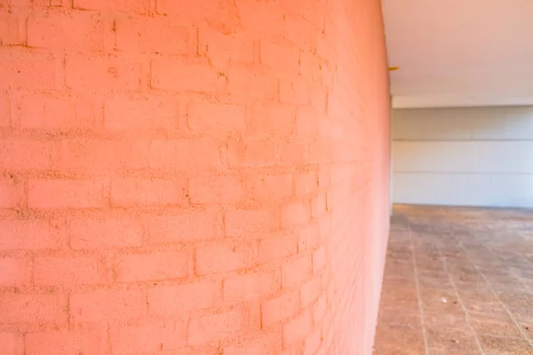 Фон волнистой кирпичной стены с мягкими розовыми тонами . — стоковое фото