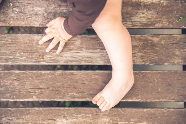 Tiny hands and feet of a baby, retro style. — Stock Photo, Image