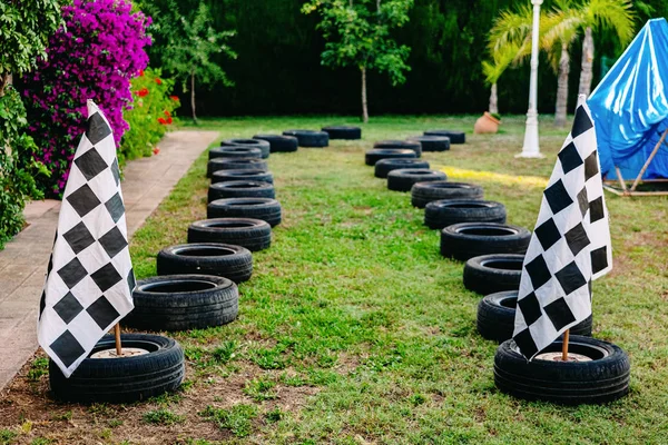 Circuito de corrida com pneus em um patiotrasero para as crianças brincarem — Fotografia de Stock