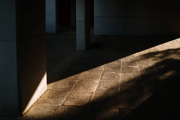 Pozadí s pevnou cihlovou stěnou ze sluncem osvětlené stěny. — Stock fotografie