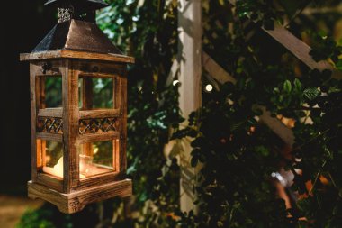 Bahçede gece kadar ahşap fener aydınlatma.