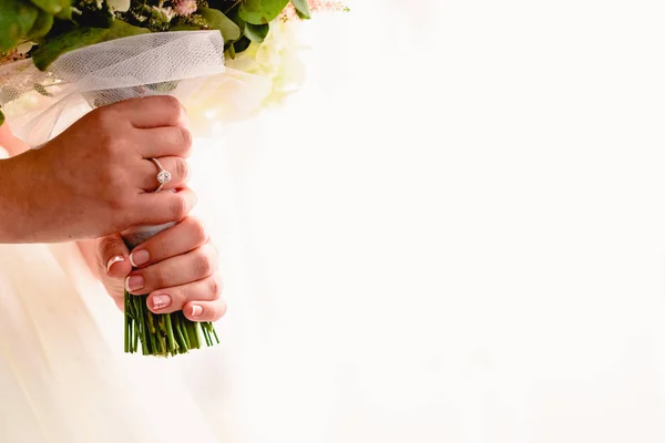 Ženská ruka se svatebním prstenem, co drží kytici, plene — Stock fotografie