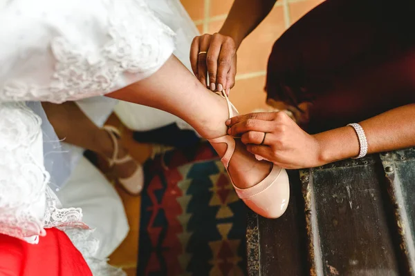 그녀의 결혼식 날에 신부는 그녀의 흰색 신발을 묶어. — 스톡 사진