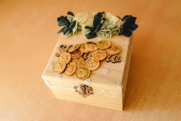 Χρυσά νομίσματα που χρησιμοποιούνται στη λειτουργία του χριστιανικού γάμου στην Ισπανία. — Φωτογραφία Αρχείου