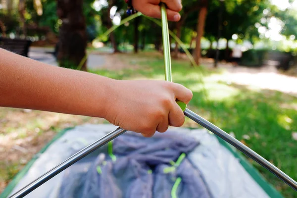Bir çocuğun ellerini monte etmek için bir çadırda barlar katılarak. — Stok fotoğraf