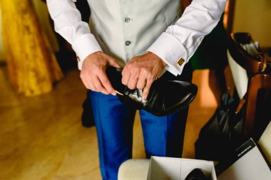 Adam damat ve bir Havva için bir ayık ve zarif takım giyinme