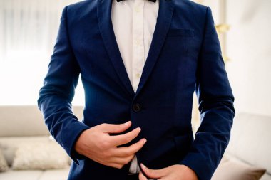 Adam damat ve bir Havva için bir ayık ve zarif takım giyinme