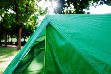 Modern bir çadır kurmak, destekleyen gerdiriciler detay 