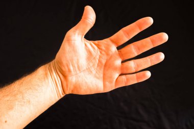 Boş adam soran el, siyah arka planda izole.