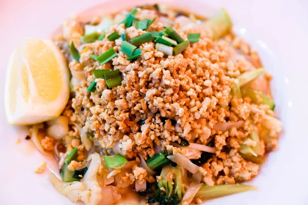 Pad-thai primer plano, plato típico tailandés . — Foto de Stock