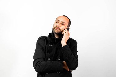 Palto ile orta yaşlı adam için bir conversat dikkatle dinler
