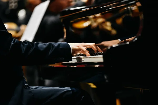 Pianist spelar en pjäs på en flygel på en konsert, sett från — Stockfoto