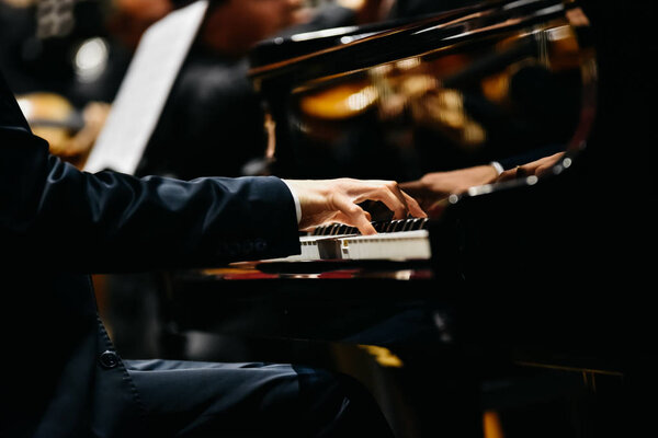 Pianista tocando una pieza en un piano de cola en un concierto, visto desde — Foto de Stock
