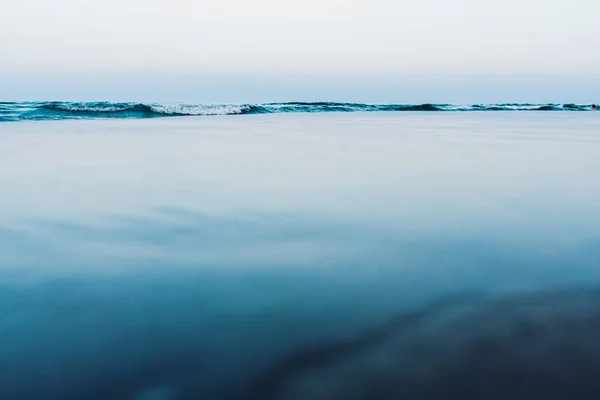 背景とカルの波と絹のような穏やかな水の背景 — ストック写真