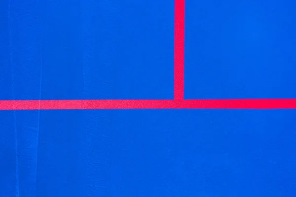 Κόκκινες γραμμές που διασχίζουν ένα πάτωμα ζωγραφισμένο μπλε του έντονου χρώματος για να χρησιμοποιήσετε — Φωτογραφία Αρχείου