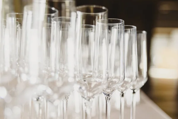 Sekelompok gelas sampanye kosong dan transparan di sebuah restoran — Stok Foto