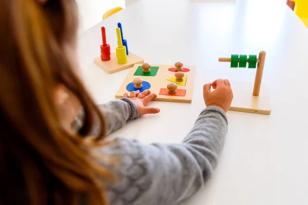 Mädchen in einer Schule entwickelt ihre motorischen Fähigkeiten in den Händen mit — Stockfoto