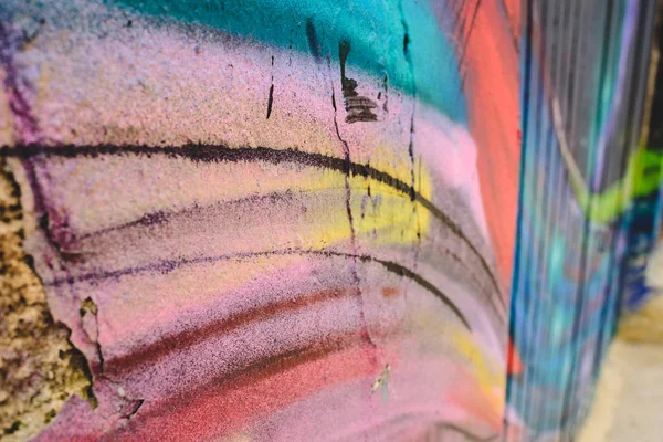 Szczegół anonimowego graffiti ulicy z wieloma kolorami, cheerfu — Zdjęcie stockowe