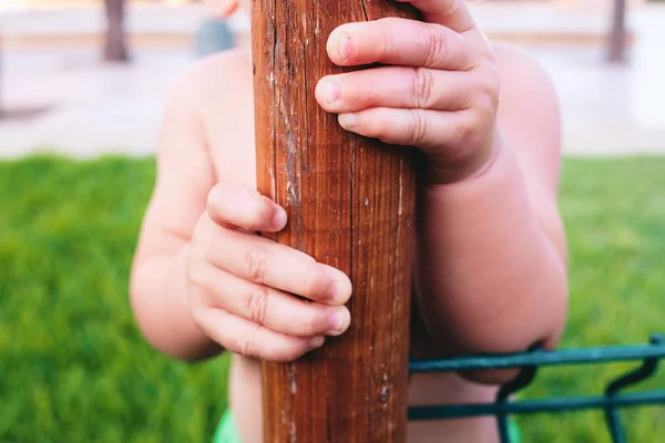 Primer plano de la mano de un bebé agarrando un tronco para apoyar su aprendizaje —  Fotos de Stock