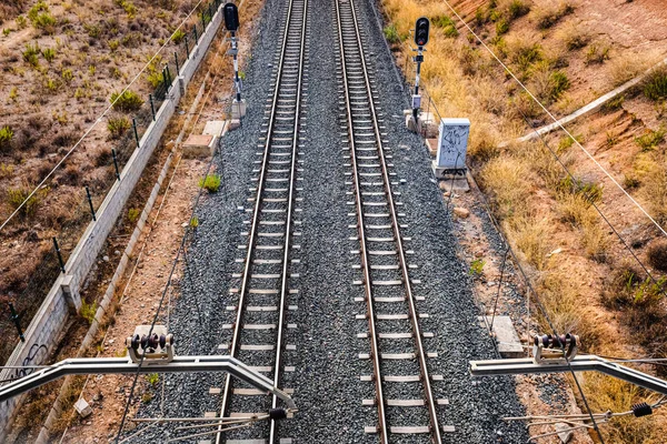 Walencja, Hiszpania-30 lipca 2019: tory kolejowe, widziane z jednego — Zdjęcie stockowe