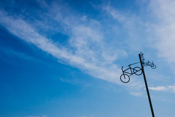 Poste con la figura de algunas bicicletas que indican la carretera, con — Foto de Stock