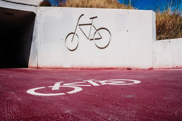 Začátek cyklistické stezky mimo město, se značením na podlaze — Stock fotografie