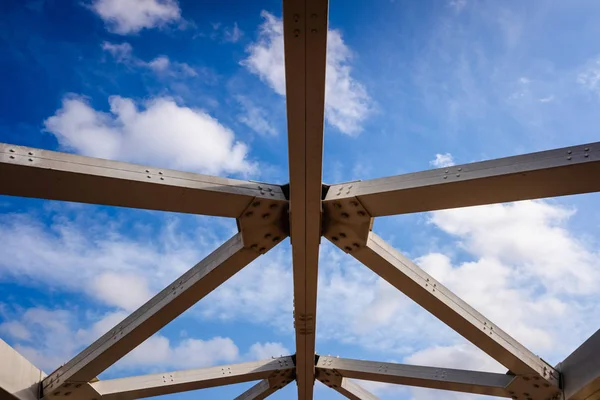 Укрепление металлической конструкции моста, белой формы — стоковое фото