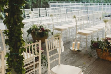 Bir restoran vintage sandalye yerleştirmek için ahşap bir platform hazırlar 