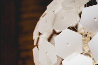 Geometrik parçalar bir tavan lambası.