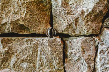 Kimse olmadan fotoğraflanan alyanslar.