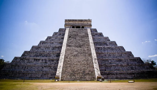 Храм Кукулькан, главная пирамида в Чичен-Ица, Мексика . — стоковое фото