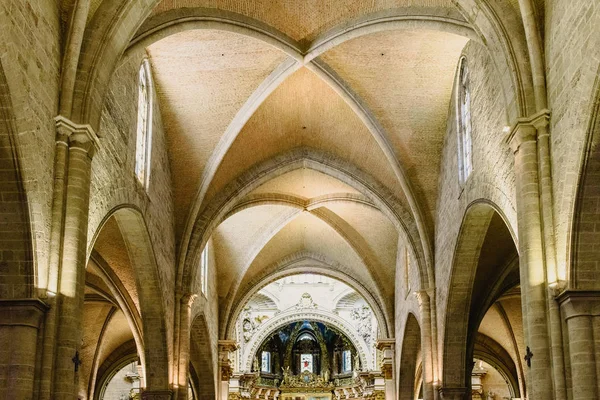 Innengewölbe des Mittelschiffs einer klassischen Kirche mit — Stockfoto