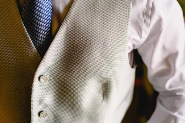 Dettaglio della tuta di un uomo elegantemente vestito di giacca blu . — Foto Stock