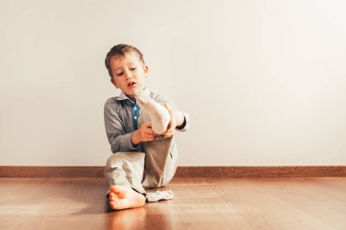 Çocuk ile lots-in koyarak katta oturan Bağımsızlık 